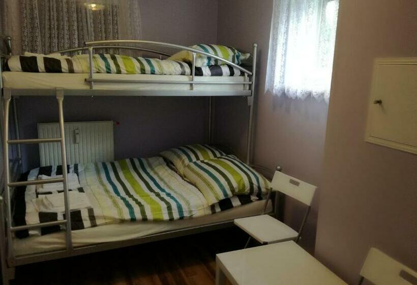غرفة قياسية ثلاثية, Hostel52