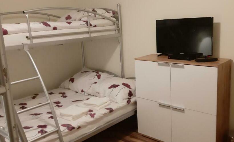 غرفة عائلية, Hostel52