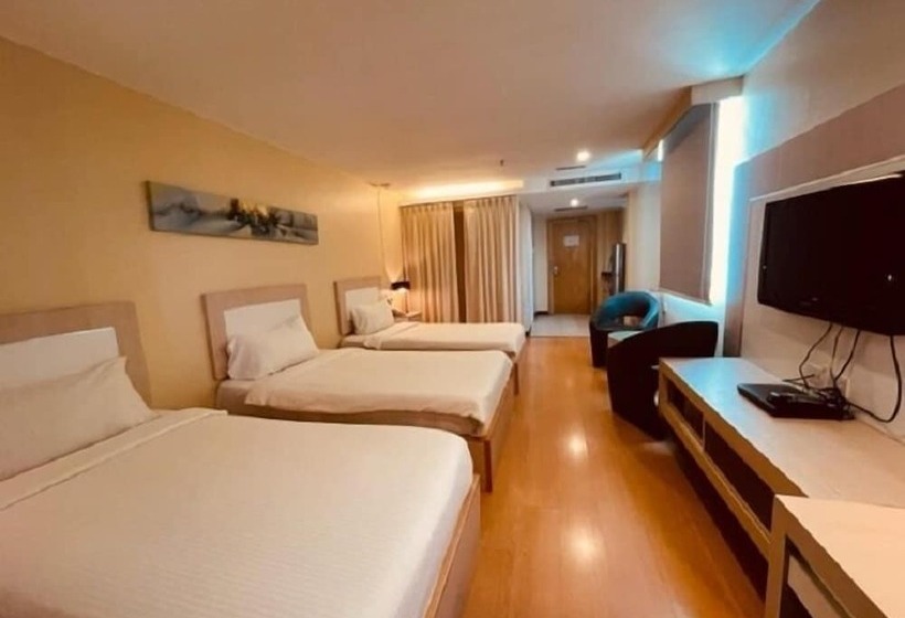 Quarto Triplo Deluxe, Jinhold Apartment Hotel Bintulu