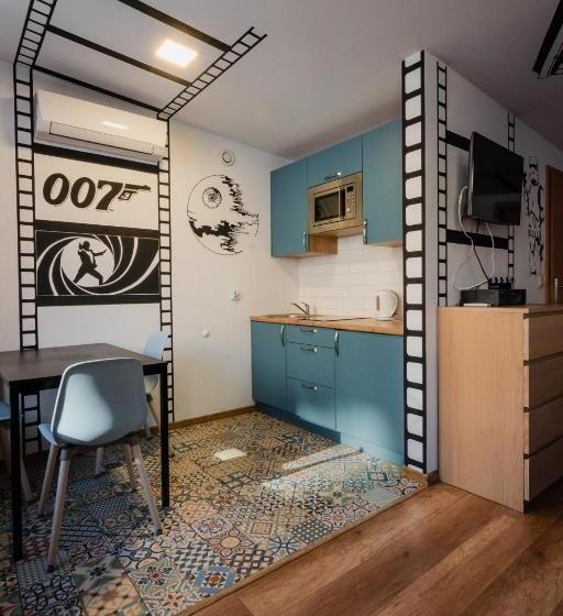 اتاق راحتی سه تخته, Good Times House