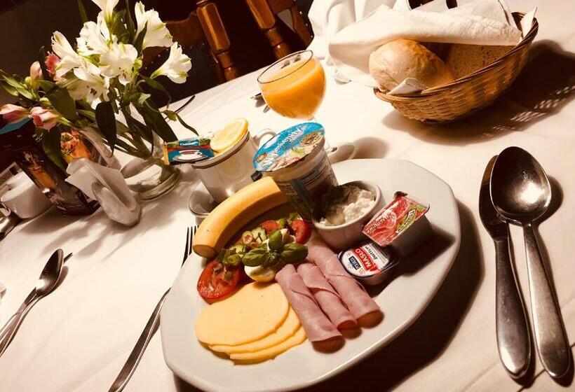 اتاق استاندارد سه نفره, Restauracja Pensjonat Buda