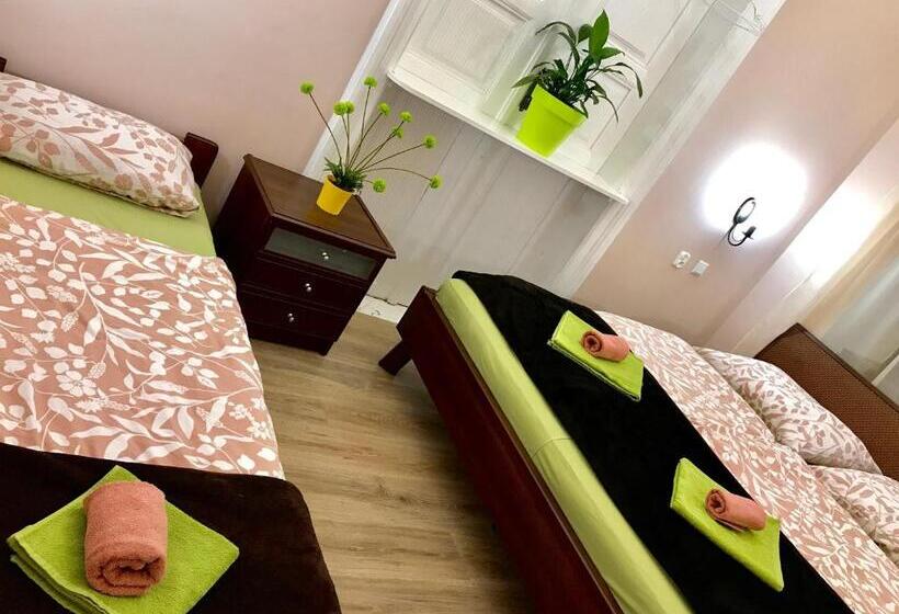 Номер Стандарт Трехместный, Hostel U Kmity