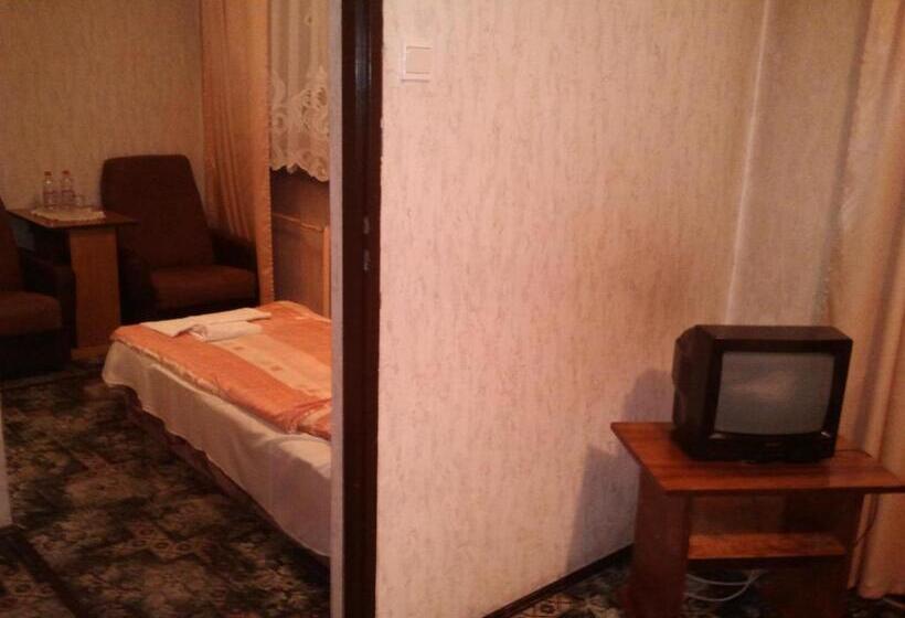 غرفة قياسية ثلاثية, Karet Obiekt Hotelowy