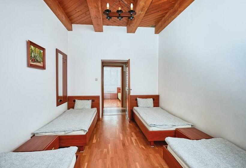 Номер Стандарт Четырехместный Совместный Санузел, Quadrans Hostel And Caffee Na Dworcu Kolejowym Modlin 7 Min Jazdy Lotniskowym Autobusem Wahadłowym