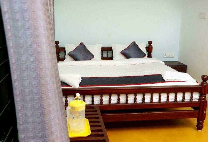 اتاق استاندارد با چشم‌انداز استخر, Auro Sunrise Resort Auroville