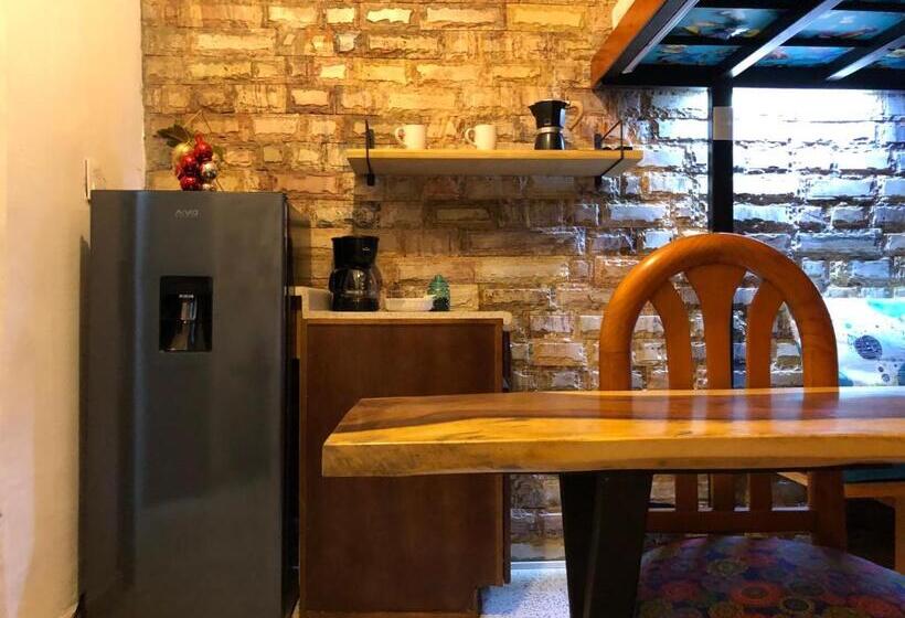Quarto Triplo Deluxe, La Adornada