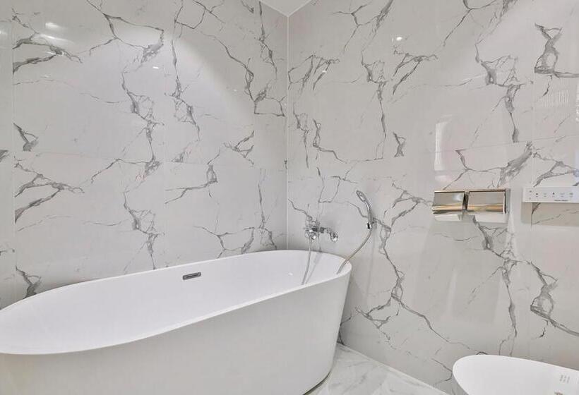 سوییت لوکس, Daegu February Hotel Lions Park