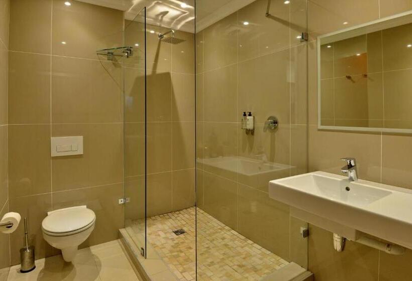 Семейный Номер, Val Du Charron Wine & Leisure Estate