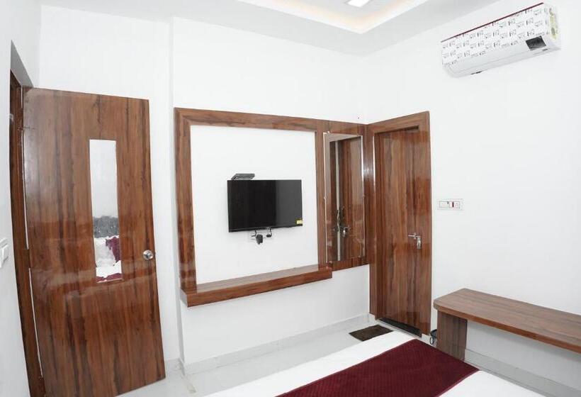 Quarto Deluxe, Shri Govindam