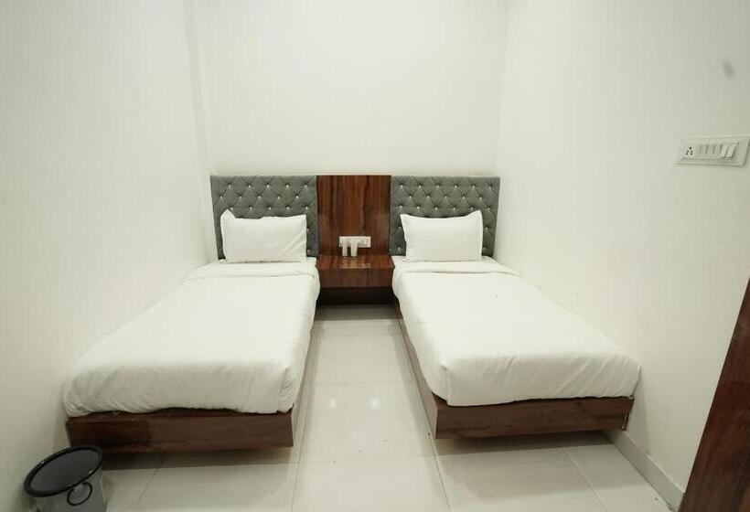 Quarto Deluxe, Shri Govindam