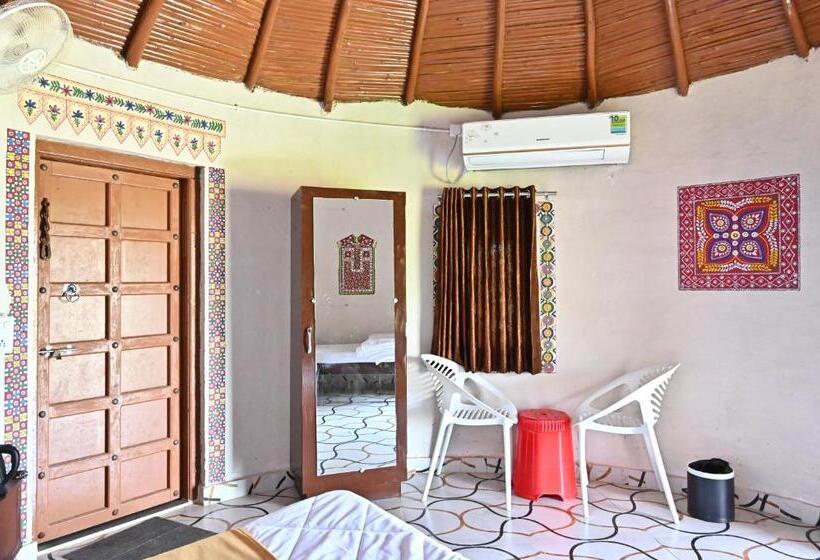 Номер Deluxe, Modhera Sunrise Resort   Tents Bhungas Jungle Restaurants & Candlelight Dining