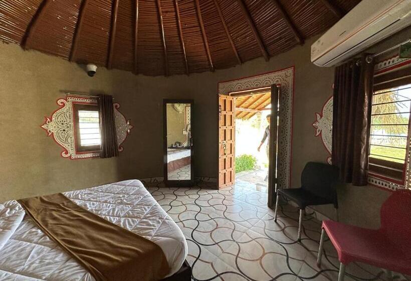 Номер Deluxe, Modhera Sunrise Resort   Tents Bhungas Jungle Restaurants & Candlelight Dining