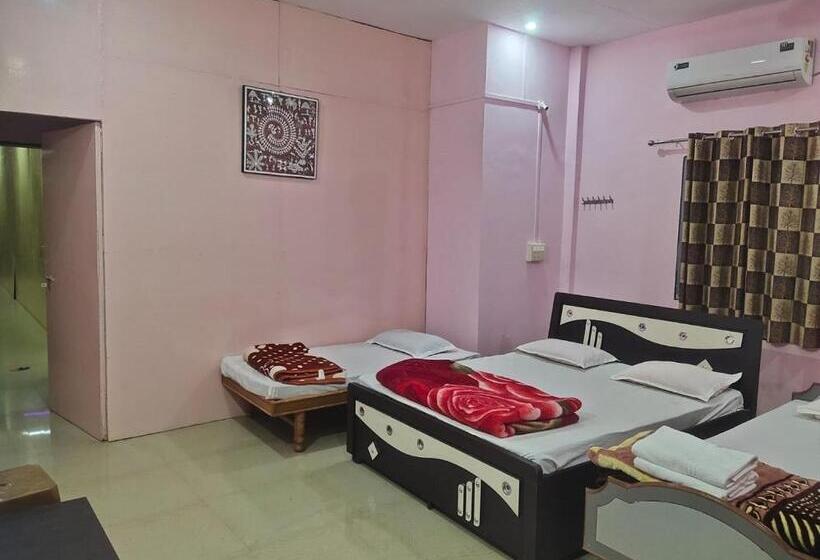 Номер Стандарт Трехместный, Vrundavan Resort, Narmada