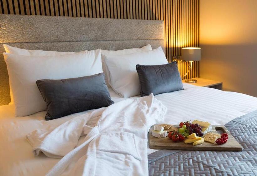 سوئیت با تخت بزرگ, Castle Varagh Hotel & Bar