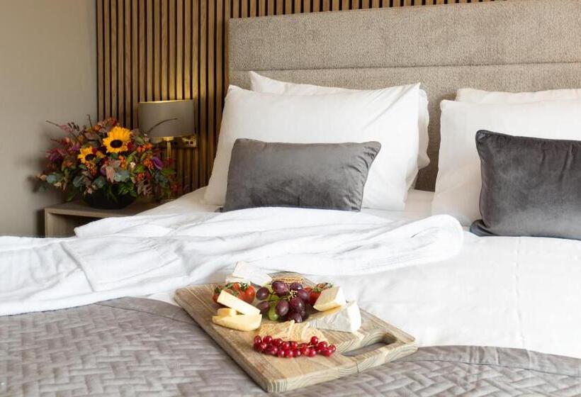 سوئیت با تخت بزرگ, Castle Varagh Hotel & Bar