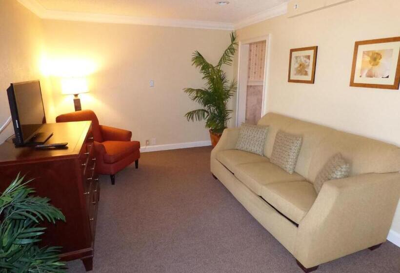 디럭스 스위트 킹 침대, Days Inn & Suites By Wyndham Lake Okeechobee