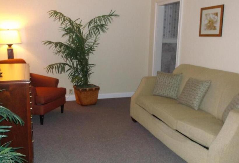 디럭스 스위트 킹 침대, Days Inn & Suites By Wyndham Lake Okeechobee