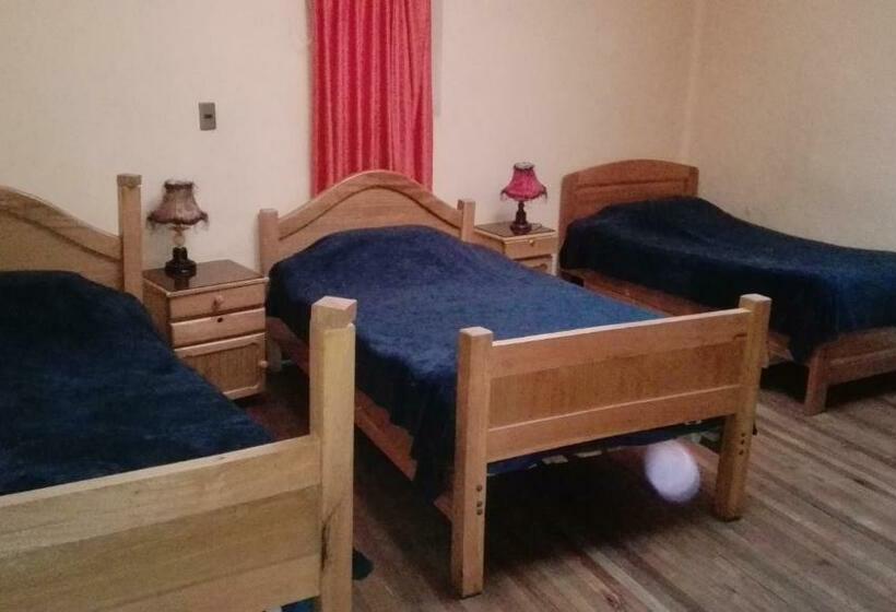 חדר סטנדרט לשלושה, Hostal Isidoros