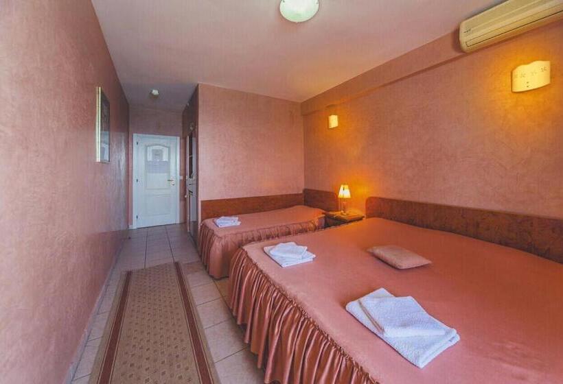 Triple Room Sea View, Villa Barcelona