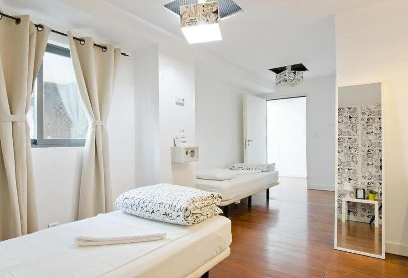 Standard Triple Room Shared Bathroom, Lisbon Destination Hostel