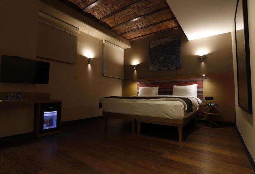 Comfort Room, Bankerhan