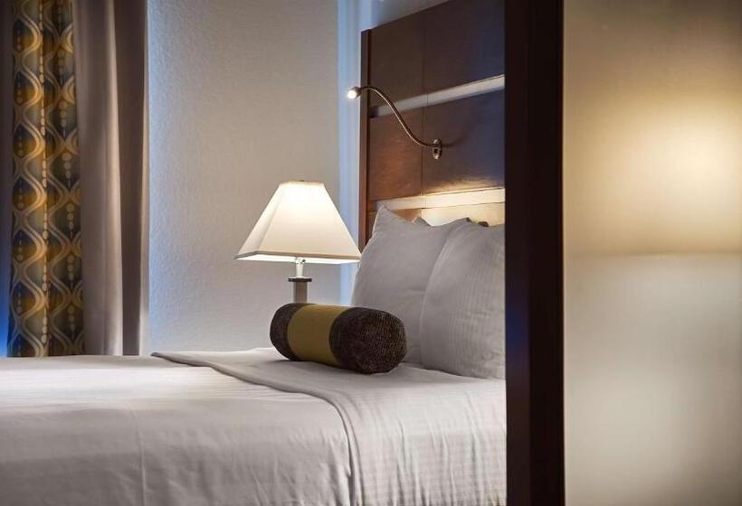 מיטת קינג בסוויטה, Best Western Plus College Station Inn & Suites