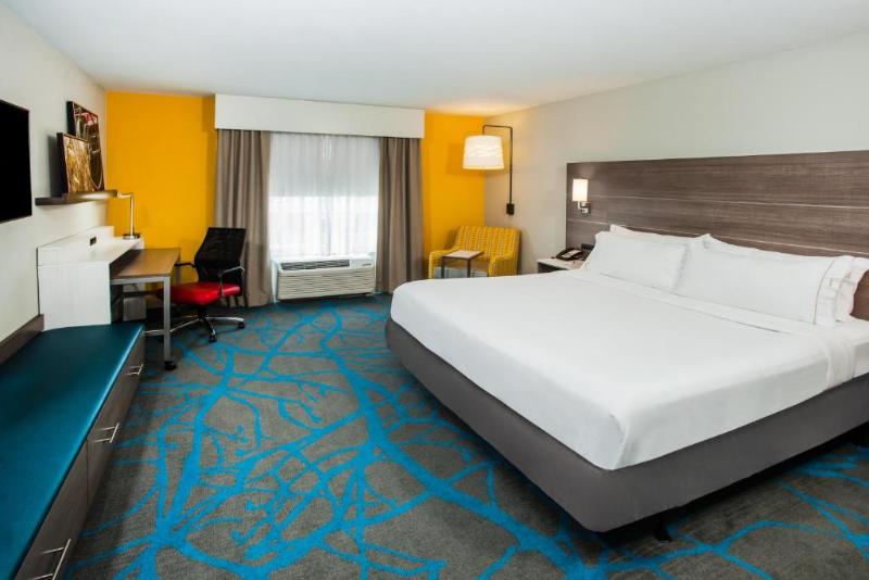 带大床的套房, Holiday Inn Express & Suites Litchfield, An Ihg