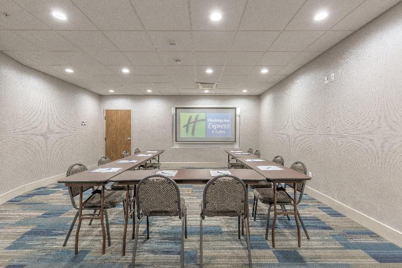 سوئیت با تخت بزرگ, Holiday Inn Express & Suites Tulsa Midtown, An Ihg