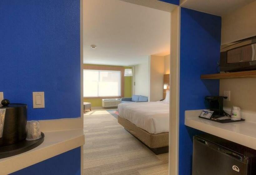 سوئیت با تخت بزرگ, Holiday Inn Express & Suites Tulsa Midtown, An Ihg