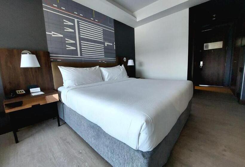 Habitación Estándar Cama King, Courtyard By Marriott Santiago Airport