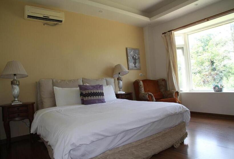 اتاق لوکس با چشم‌انداز باغ, Champs Elysees Guesthouse