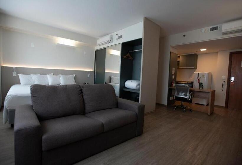 מיטת קינג בסוויטה, Esuites Virgínia Luxemburgo