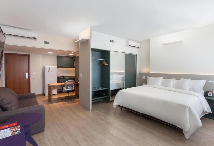 מיטת קינג בסוויטה, Esuites Virgínia Luxemburgo
