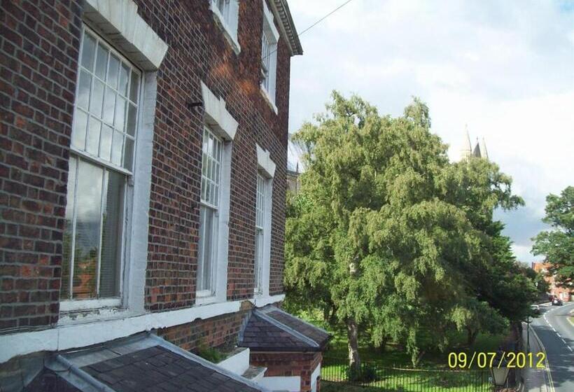 Семейный Номер Вид на Сад, Beverley Budget Inn