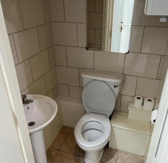 Кровать в Общей Комнате, Beverley Budget Inn
