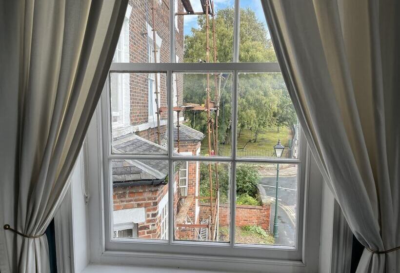 Семейный Номер Вид на Сад, Beverley Budget Inn