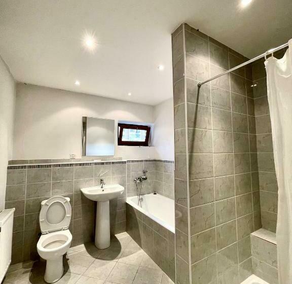 اتاق استاندارد سه تخته با بالکن, Borjomi Guest House