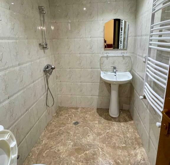 اتاق استاندارد سه تخته با بالکن, Borjomi Guest House