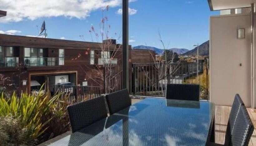 דירת שלושה חדרים, Queenstown Village Apartments