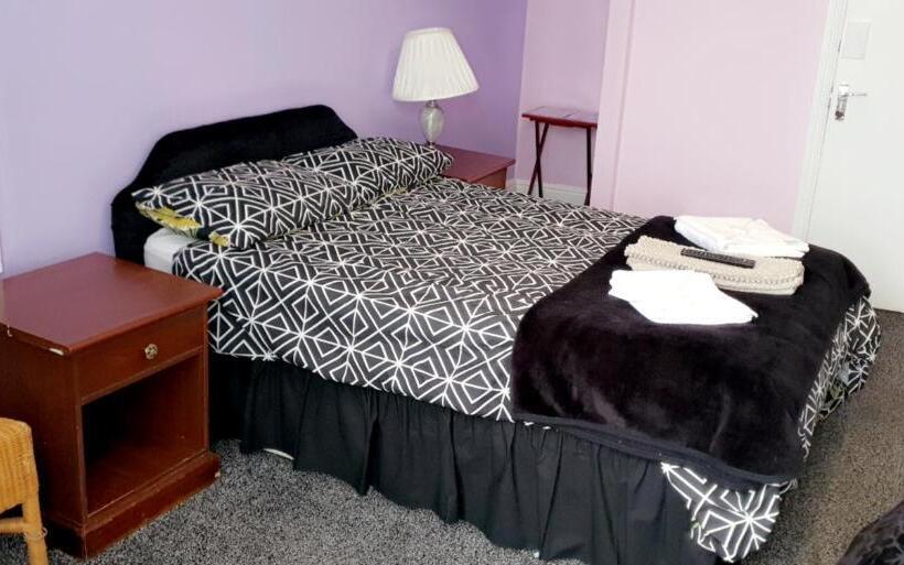 Üç Kişilik Rahat Oda, Bloomfield