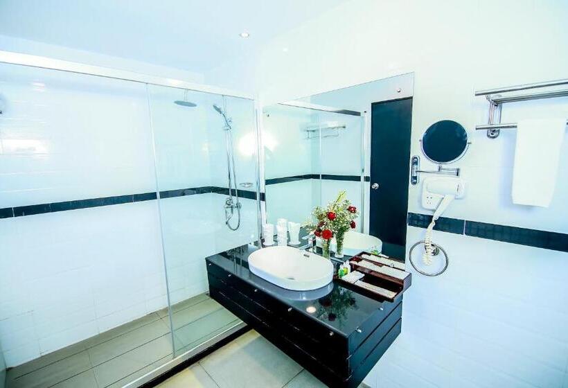 Номер Superior, The Covanro Airport Hotel   Katunayake