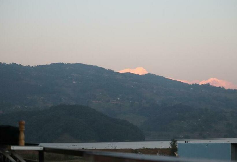 اتاق لوکس با تخت بزرگ, Young S Stupa