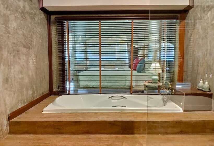 Номер Deluxe, The Chaya Resort And Spa