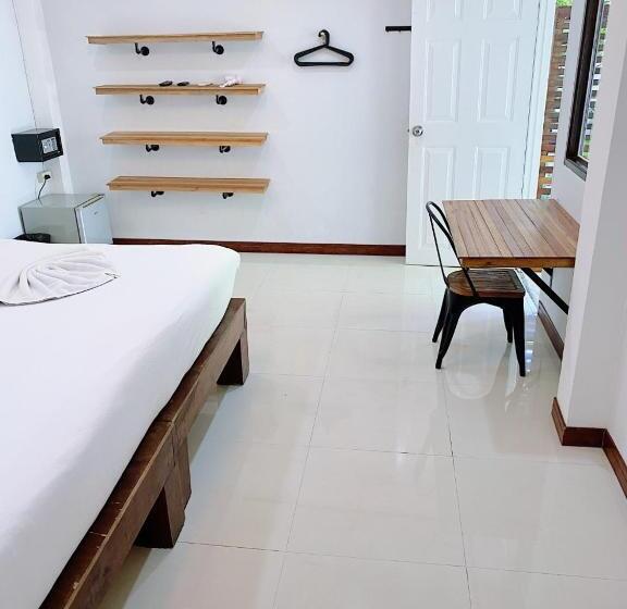 اتاق لوکس, The Reef Hotel & Studios