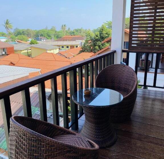 اتاق لوکس با بالکن, The Reef Hotel & Studios