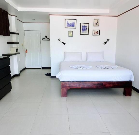اتاق لوکس با بالکن, The Reef Hotel & Studios