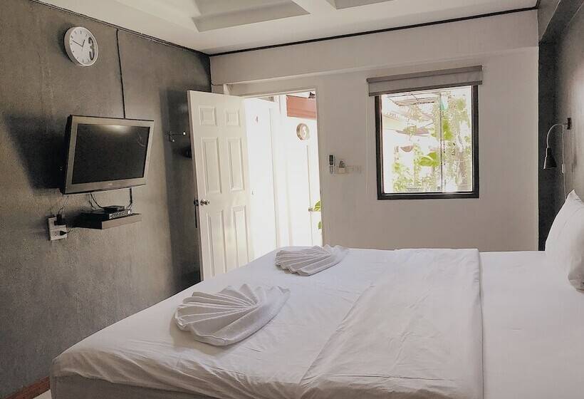اتاق لوکس, The Reef Hotel & Studios