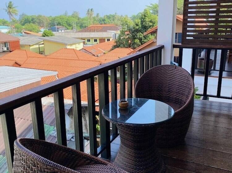 اتاق لوکس با بالکن, The Reef Hotel & Studios