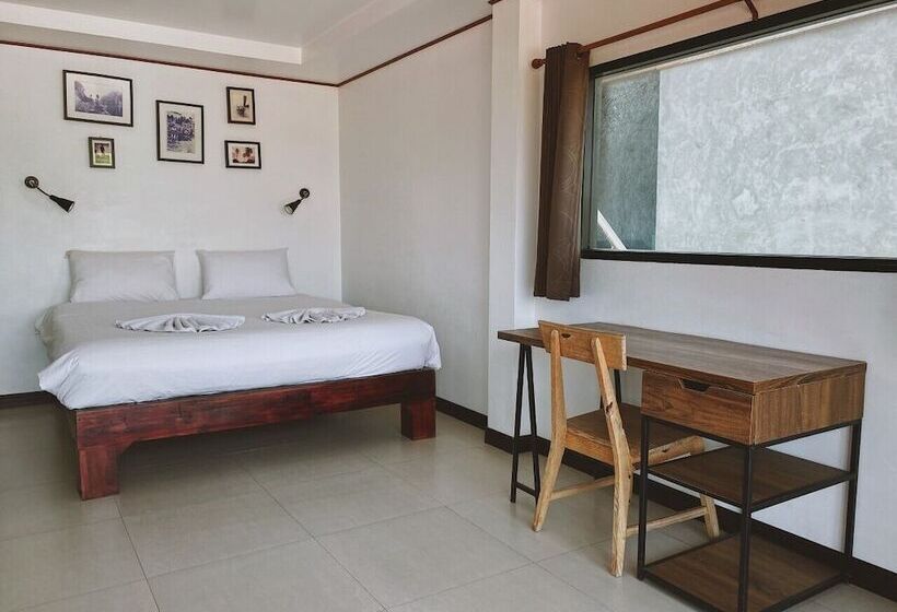 اتاق لوکس با بالکن, The Reef Hotel & Studios