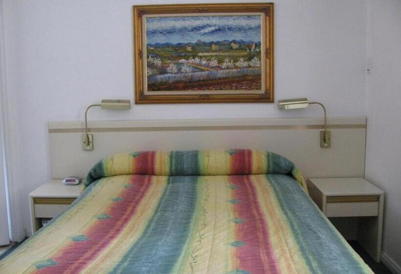 Семейный Номер, The Wayfarer Motel